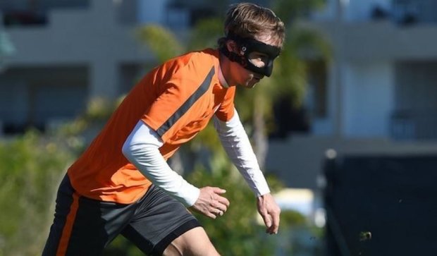 Защитник "Шахтера" тренируется в маске Зорро (фото)