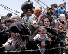 Міністр міграції проїхалась по біженцям. У прямому сенсі