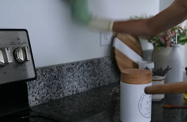 Уборка, кухня, кадр из видео