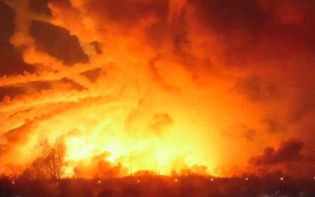 Опубликовано видео мощного взрыва на складе под Харьковом