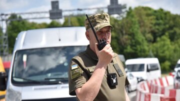Пограничник на пункте пропуска проверяет документы