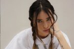 Голая Дорофеева забыла про гигиену и вытерла газон интимными местами