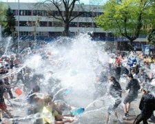 Унікальна традиція: львів'яни влаштували масові обливання 