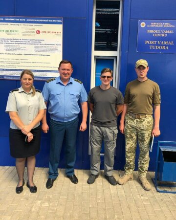 Александр Агоев (второй слева)