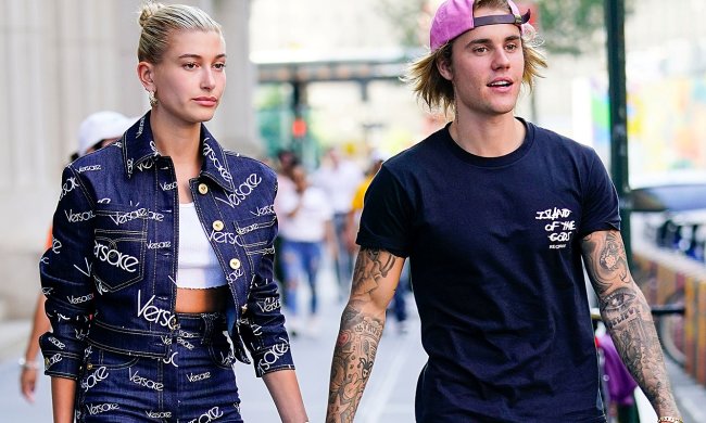 Жена Бибера натянула "змеиную кожу" на интимные места: эти кадры не дадут вам уснуть