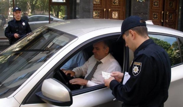 Поліцейські виписали штраф за паркування на тротуарі прокурору на BMW (фото)