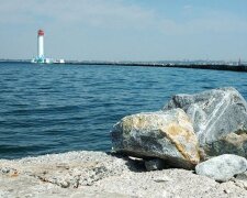 Чорне море біля узбережжя Одеси на початку літа