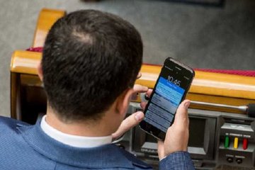 Переписка депутата БПП утекла в сеть: "Мохов, c*ка, виніс три ухвали. Поїхав налагоджувати взаємодію з Зе"