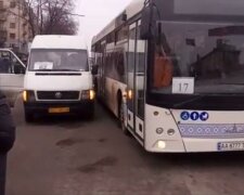 У Запоріжжі водій тролейбуса зробила з "голою" пенсіонеркою страшне - "За гриву і за борт"