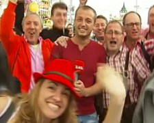 Журналіст витратив 22 дублі через веселих фанатів «Октоберфесту» (відео)