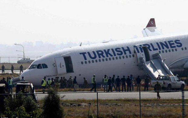 Переполненный самолет рухнул в овраг: жуткие кадры