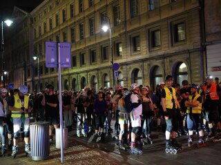 Ночной заезд на роликах в Варшаве, организованный Nightskating Warszawa