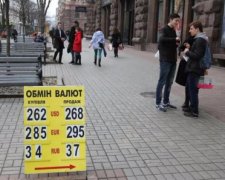 Курс валют: гривня продовжує борсатися внизу