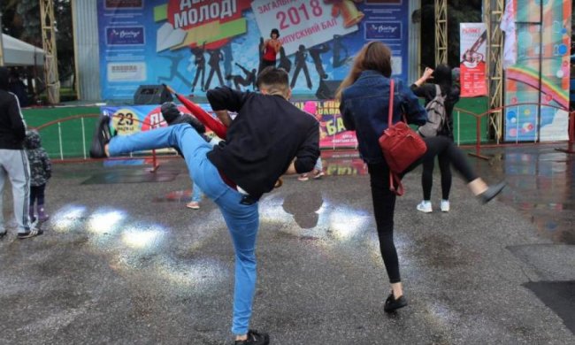 Ось це штирить: дикі танці луганської "молоді" порвали мережу
