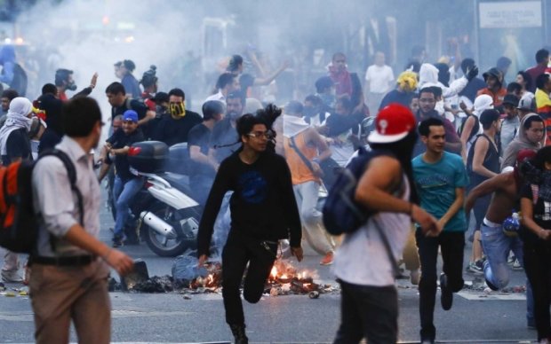Столкновения митингующих с полицией в Венесуэле: пострадали люди