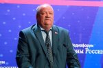 Російський депутат п'ять годин не міг пролізти через люк танка