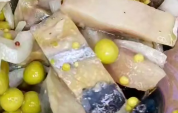 Салат с сельдью, кадр из видео