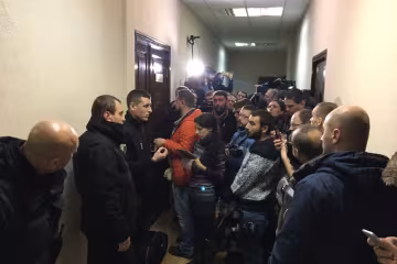 Вся "мощь" украинской Фемиды: опасный "титушка" избил копов прямо в суде и сбежал на троллейбусе