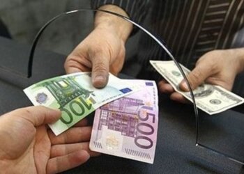 Человек, обменивающий евро. Фото: freepik