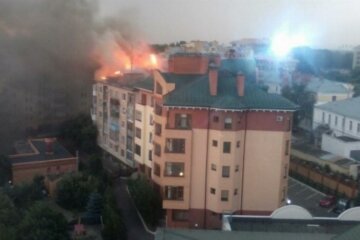 Удар молнии вызвал пожар в многоэтажке