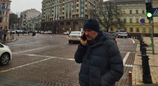 Украинец с телефоном, фото: Знай.ua