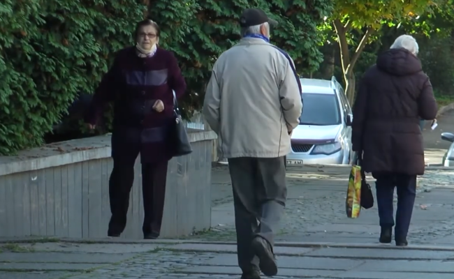 Пенсіонери. Фото: скрін youtube