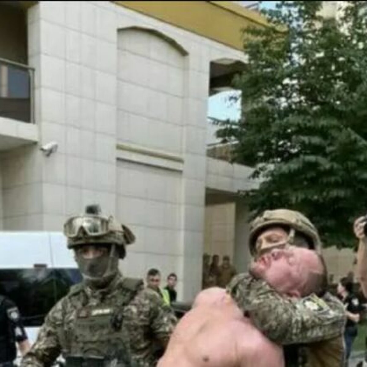Поранений під час стрілянини на Голосієві поліцейський закривав вічко, поки двері різали болгаркою, - ЗМІ - Цензор.НЕТ 1893