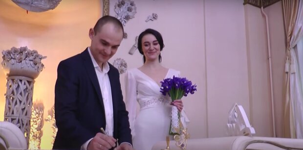 Харьковчане массово женятся в уникальную дату, скриншот из видео