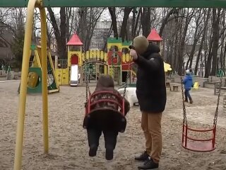 Прогулка с ребенком, скриншот: Youtube