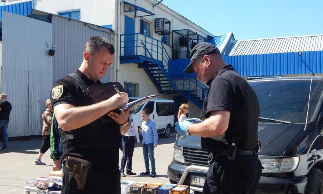Одесит намагався продати чужого Рекса: копи "обміняли" нашийник на наручники