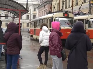 украинцы на остановке, скриншот с видео