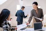 Одинокая мать с ребенком на работе