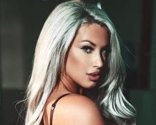 Модель Playboy сняла с себя почти все