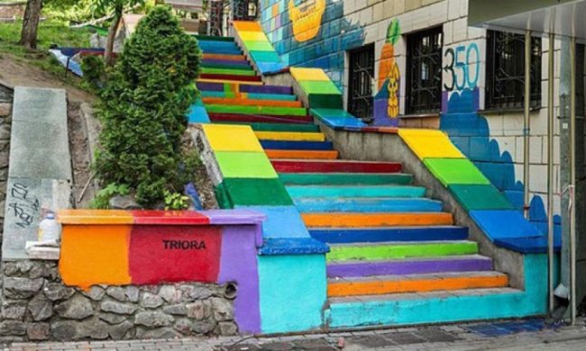 На Хрещатику з'явилися веселкові сходи (фото)