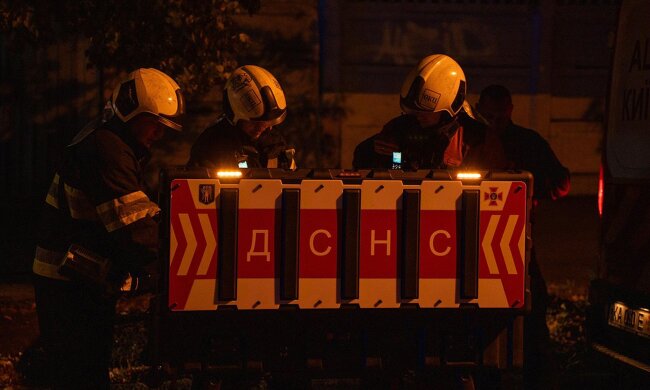 Вибухи в Києві 11 липня: рятувальники на місці атаки балістикою