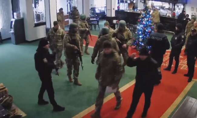 Визит ТЦК и полиции в "Косино", скриншот: Facebook