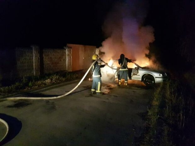 Прощай, "крошка": машину чиновника на Прикарпатье превратили в горстку пепла, кадры покушения