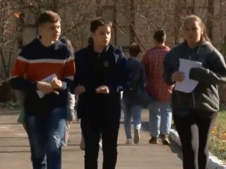 Школьники, скрин из видео