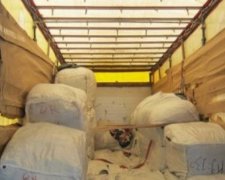 Контрабандисти везли півтори тонни секонд-хенду в Україну