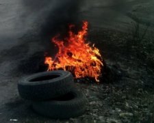 В Умані палили шини і мітингували проти розбитих доріг (фото)