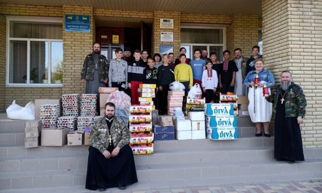 Капелани УПЦ привітали військових і жителів прифронтової зони