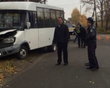 На Київщині маршрутка протаранила електроопору: є постраждалі (фото)
