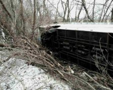 Пасажирський автобус перекинувся на Донеччині: семеро постраждалих