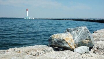Чорне море біля узбережжя Одеси на початку літа