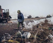 Випалена земля і підбиті танки: Дебальцевський котел вперше показали з повітря