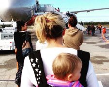 Із малюком на руках та вдруге вагітна: божевільна матуся підкорює світ