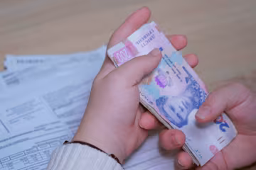 Субсидия и зарплата: деньги в руках