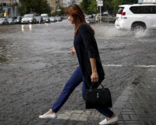 Небо плачет грозами: синоптики советуют украинцам готовиться к худшему
