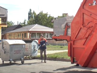 Вивіз сміття. Фото: скрін youtube