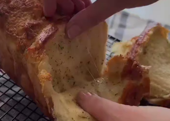 Слоеный сырно-чесночный хлеб, кадр из видео